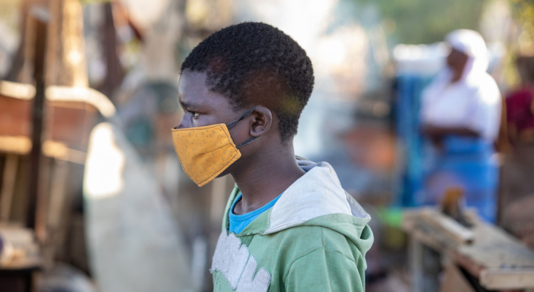 Afrikaner mit Mund-Nasen-Schutz